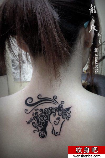 女生后背图腾小马纹身图片