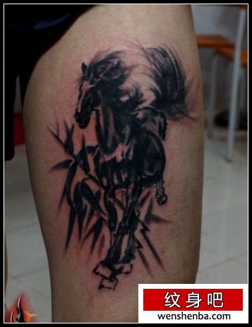 男性腿部中国风水墨画马纹身图案