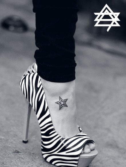 女生脚背五角星纹身图案