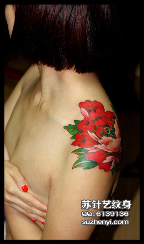肩部大红色牡丹纹身图案