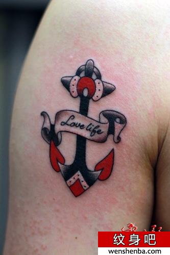 手臂红色的school船锚与英文纹身