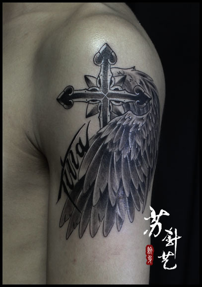 十字架翅膀纹身