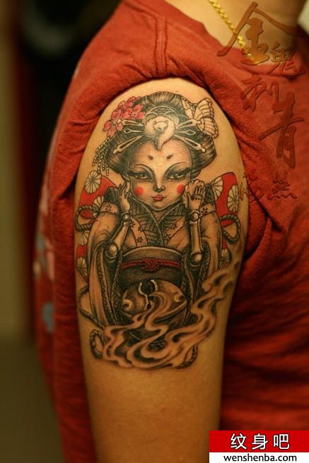 广州纹身店分享手臂卡通的艺妓纹身