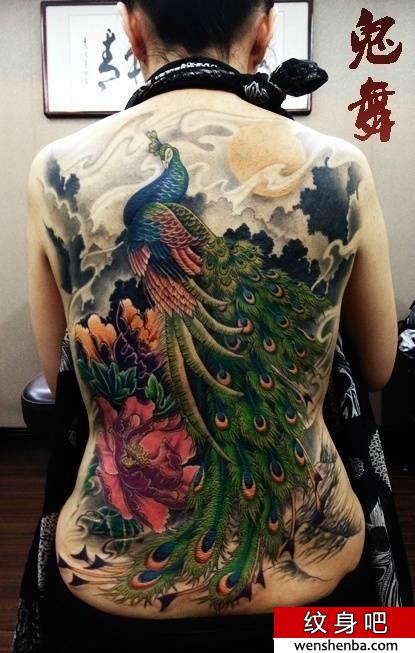 深圳纹身店分享：霸气满背彩色孔雀刺青图案