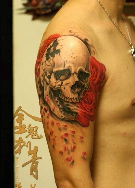 红色玫瑰与骷髅刺青图案