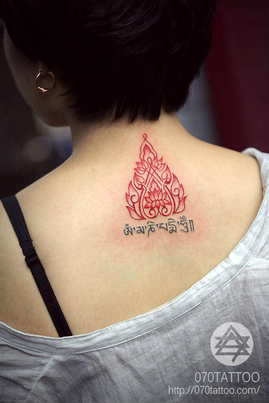背部红色小清新梵花与梵文纹身