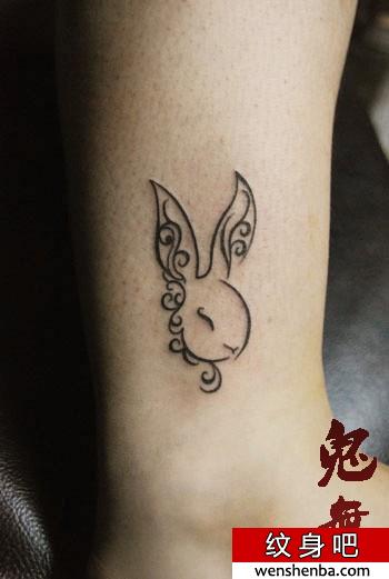 脚踝兔子图腾纹身图片