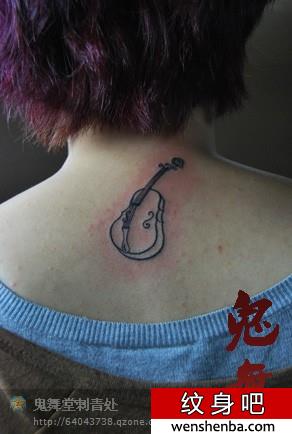 背部小提琴图腾刺青