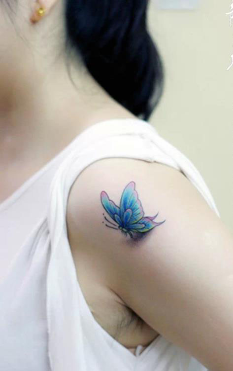 女生手背淡蓝色的蝴蝶纹身图片