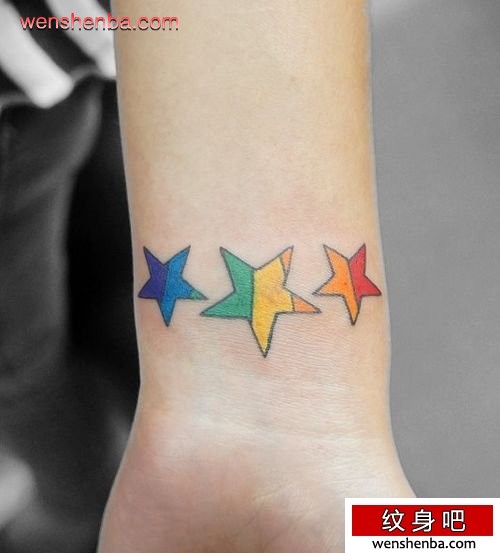 女孩子手腕的彩色五角星纹身图案