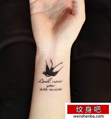 女孩子手腕处小燕子与字母纹身