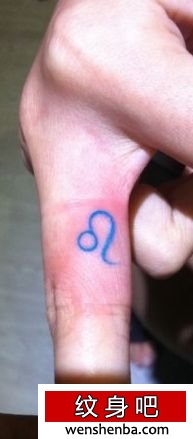 女孩子手指狮子座符号纹身