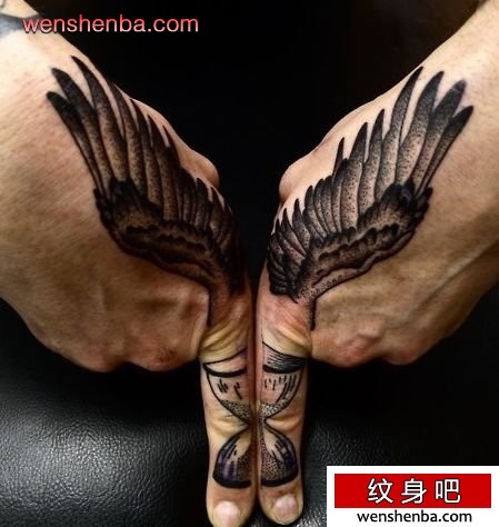手臂黑白翅膀纹身
