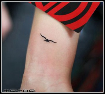 手臂可爱的图腾小鸟纹身
