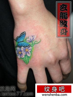 手背彩色蝴蝶花卉纹身