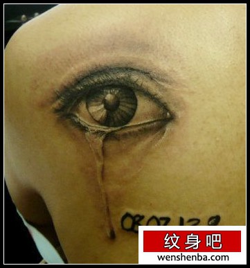 女孩子肩部流泪的眼睛纹身