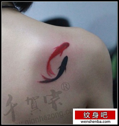 喜欢的肩背水墨画小鲤鱼纹身