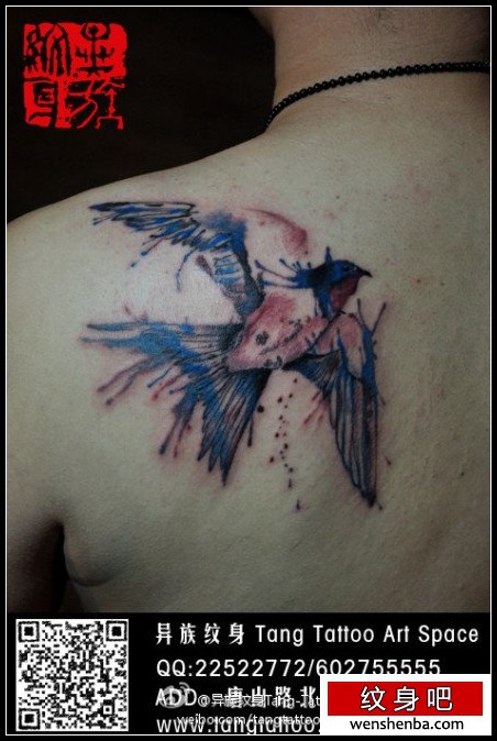 肩膀的水墨燕子纹身