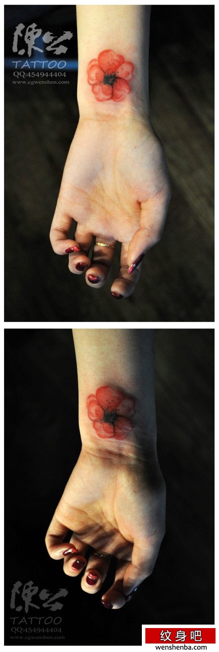 手腕的小花卉纹身