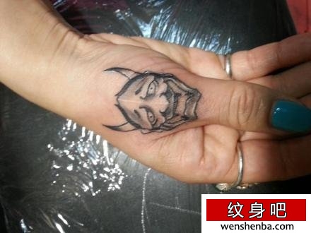 帅气的手指般若纹身