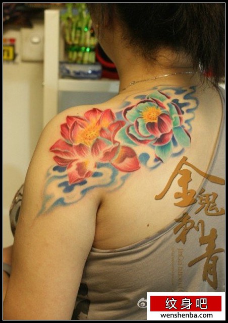 肩膀处漂亮的彩色莲花纹身