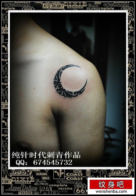 肩膀处的图腾月亮纹身