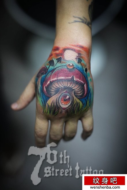 手背长眼睛的蘑菇纹身