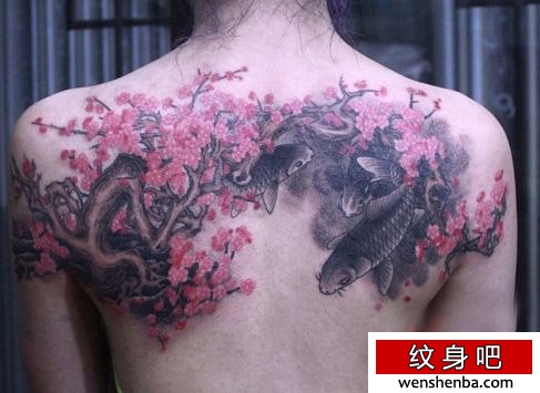 背部水墨画梅花雨鲤鱼纹身