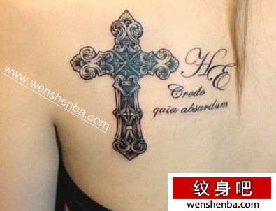 背部的十字架字母纹身