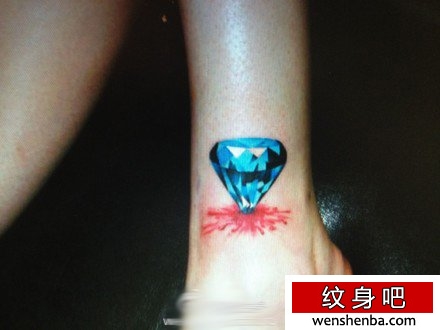 女孩子脚腕处彩色钻石纹身