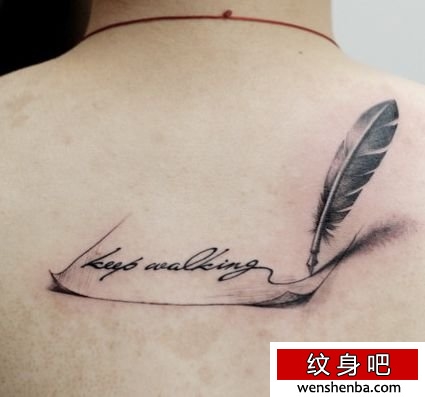 背部的写字的羽毛纹身