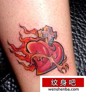 纹身超赞的爱心火焰十字架纹身