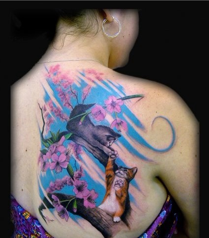背部彩色猫咪樱花纹身