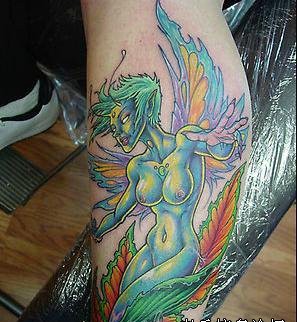 腿部彩色精灵翅膀纹身