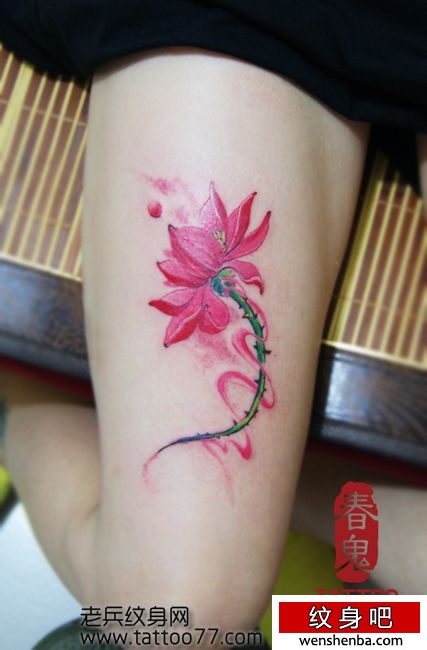 腿部漂亮的彩色莲花纹身