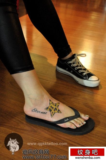 女孩子脚部好看的豹纹五角星纹身