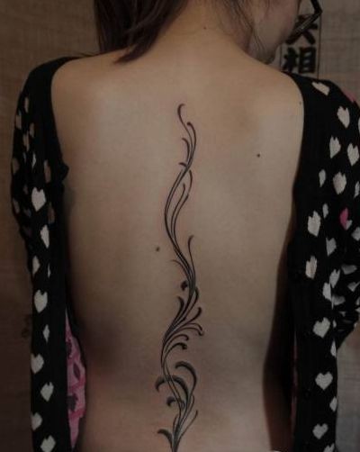 女孩子背部好看的藤蔓纹身