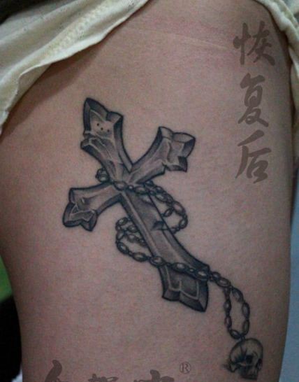 腿部的十字架纹身