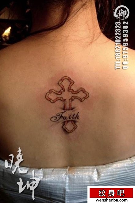 背部简单的十字架纹身
