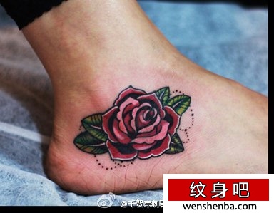 脚背漂亮的玫瑰花纹身