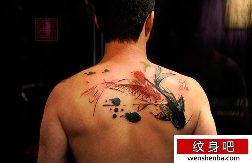 后背的水墨鲤鱼纹身