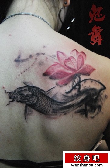 后背的水墨鲤鱼莲花纹身