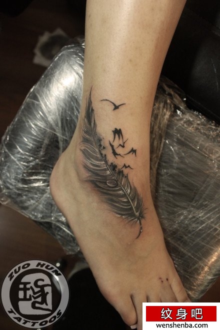 脚背的羽化燕纹身