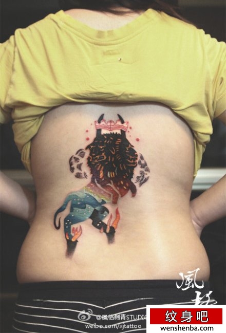 后背的星空狮子纹身