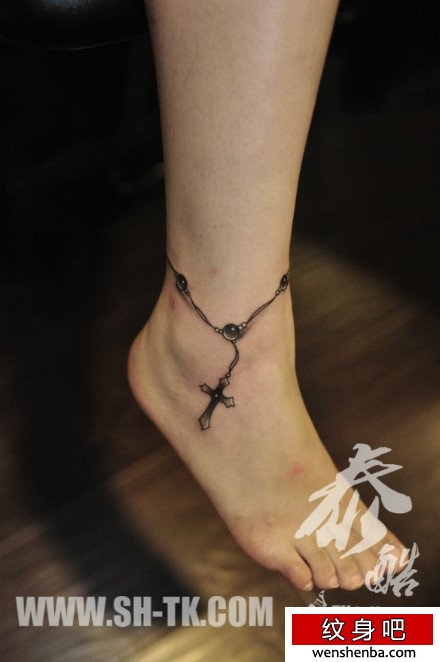 脚腕的十字架脚链纹身