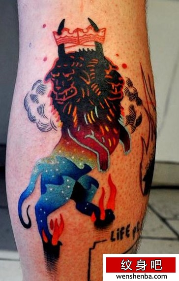 小腿上漂亮星空狮子纹身作品