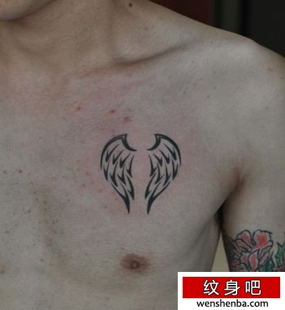 胸部的图腾翅膀爱心纹身
