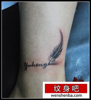 腿部字母与羽毛纹身