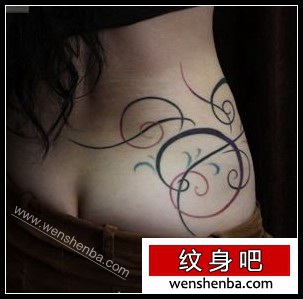 靓女腰部精致好看的图腾藤蔓纹身