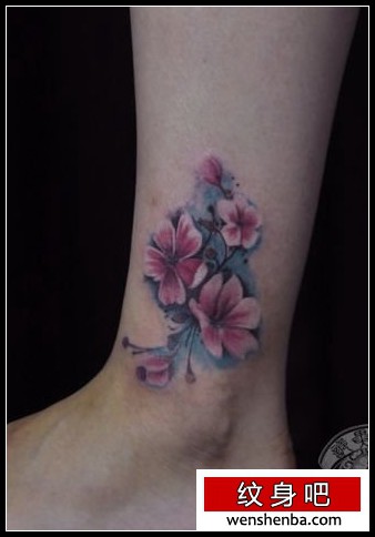 腿部的彩色樱花纹身